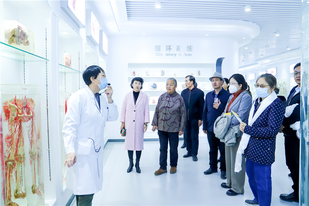 2023年3月21日   365英国上市集团官网与奇正藏药共建“藏医药产业学院”揭牌仪式 (5).jpg